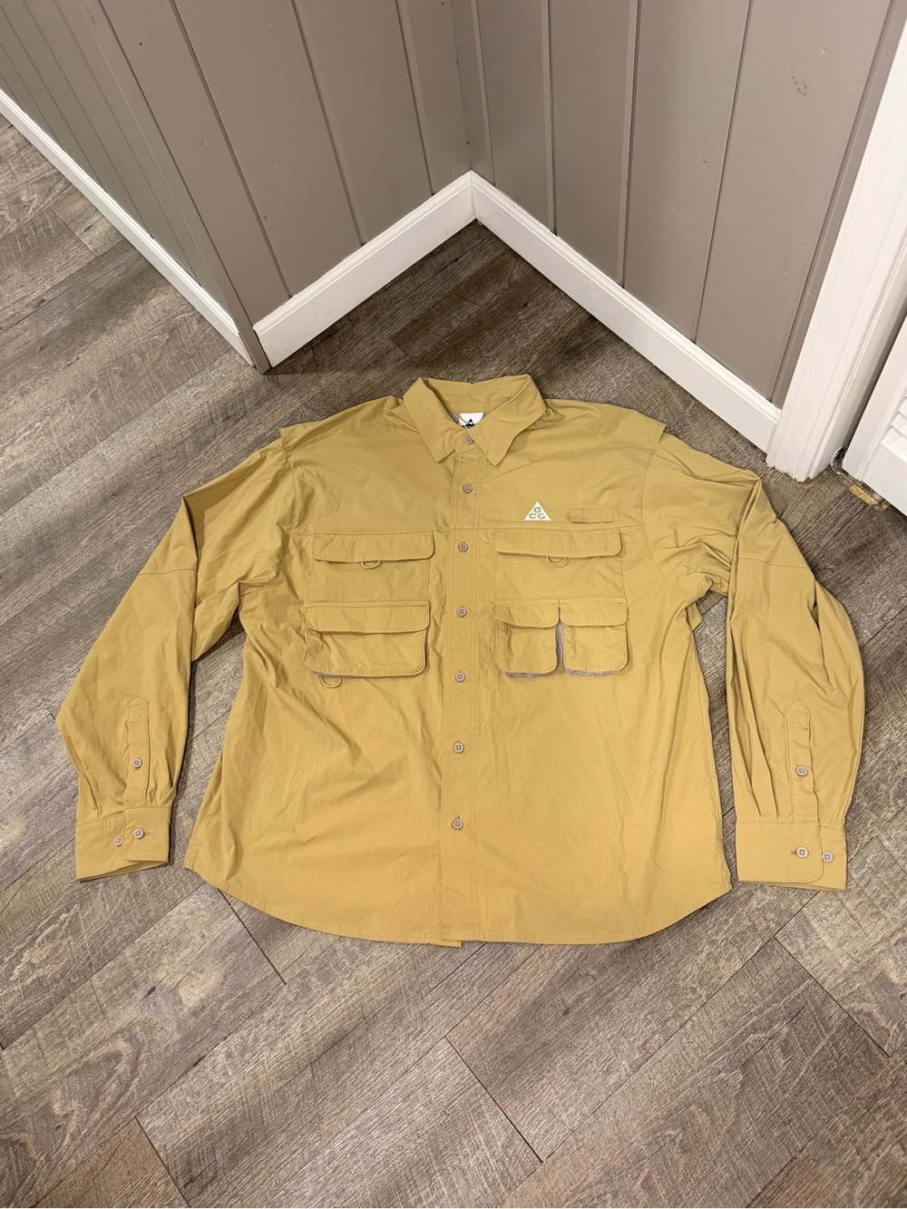 Nike ACG Orb Weaver Dri-Fit Men’s Khaki Utility Hiking Shirt Size Medium